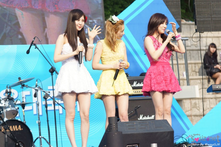 [PIC][25-05-2013]TaeTiSeo biểu diễn tại "Kyungbok Alumni Festival" ở trường THPT Kyungbok vào chiều nay 025C073751A0BA2516DC1F