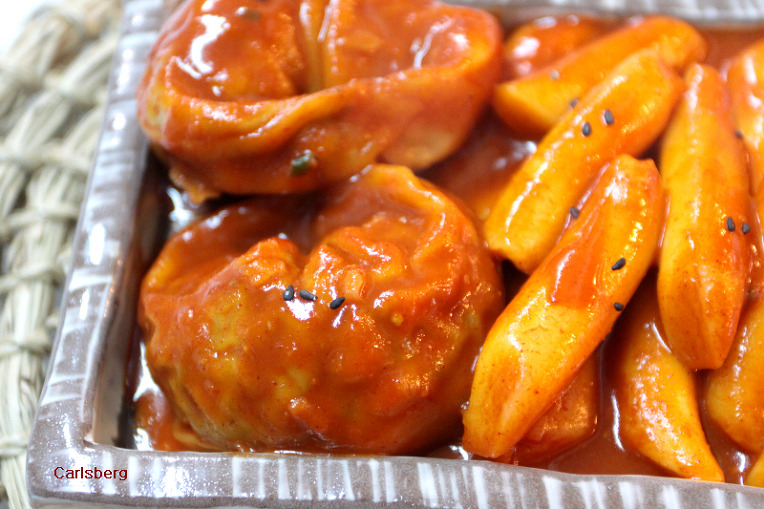 한입 먹으면 바로 중독이 되는 - 만두 떡볶이