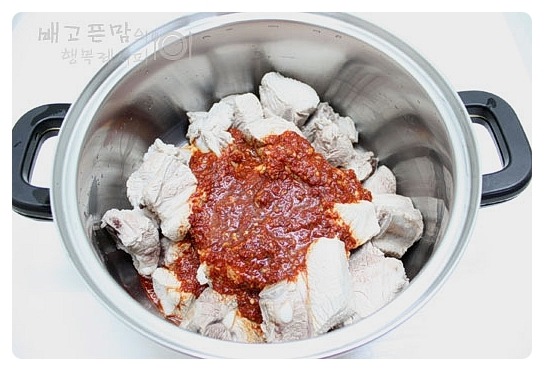 휴일 푸짐하게 한 냄비 끓여 드세요~ 돼지갈비 묵은지찜.