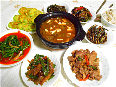엄마의 김치찌개 밥상 이미지