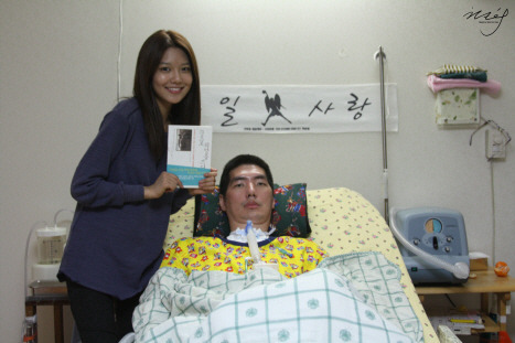 [PIC][10/1/2012]Soo Young đến thăm Park Seungil 154143504F0BEFA4106D62