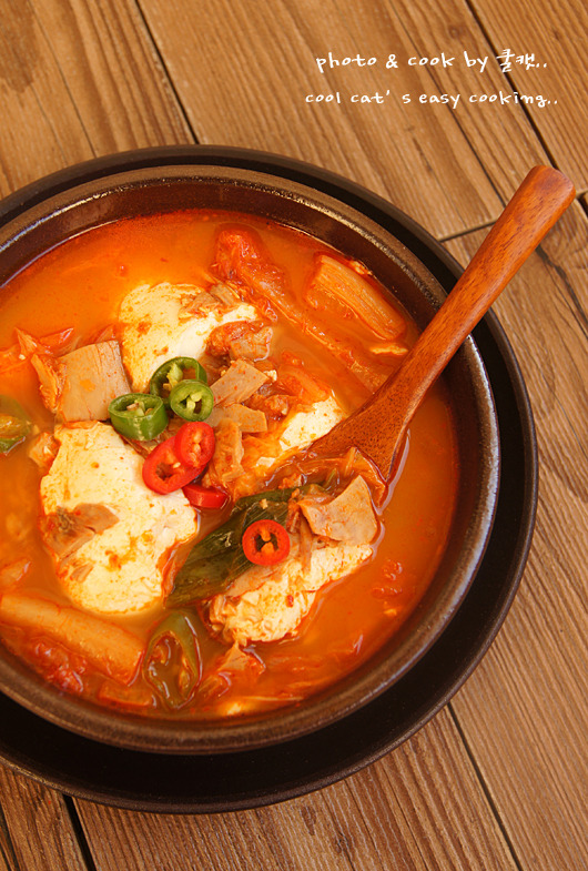 추운 날씨에 어울리는 얼큰한 참치 순두부 찌개