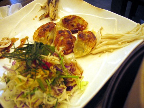 (일석삼조 버섯매운탕 신촌)얼큰한 맛의 버섯 매운 탕을 맛보아요.