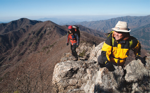 [르포] 송년산행으로 백두대간 밟기… 죽령~도솔봉 왕복 12km 산행 