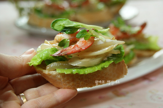 양파 싫어하는 아이들도 맛있게 먹는 바게트 새우 샌드위치