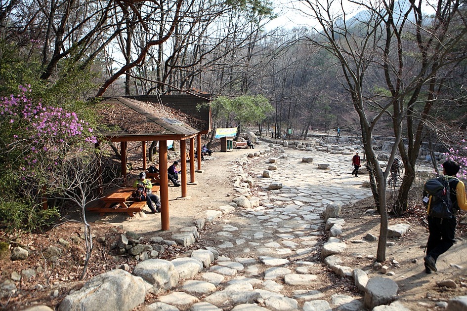 연주대의 풍경이 인상적인 서울 관악산