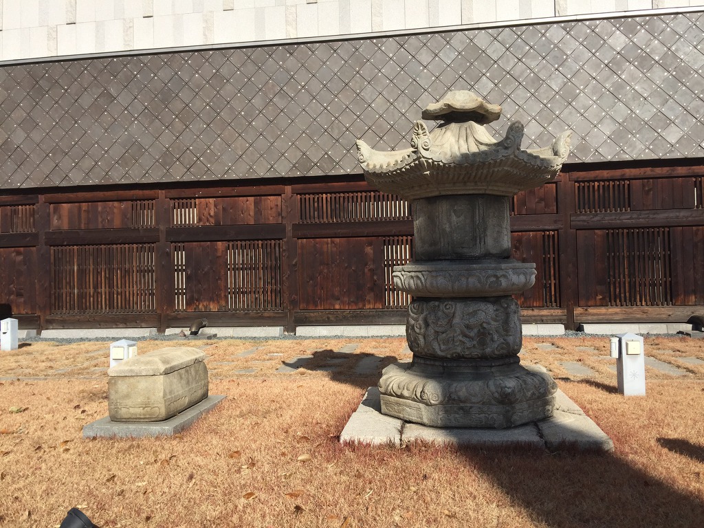 국립중앙 박물관의 안 뜰. 
