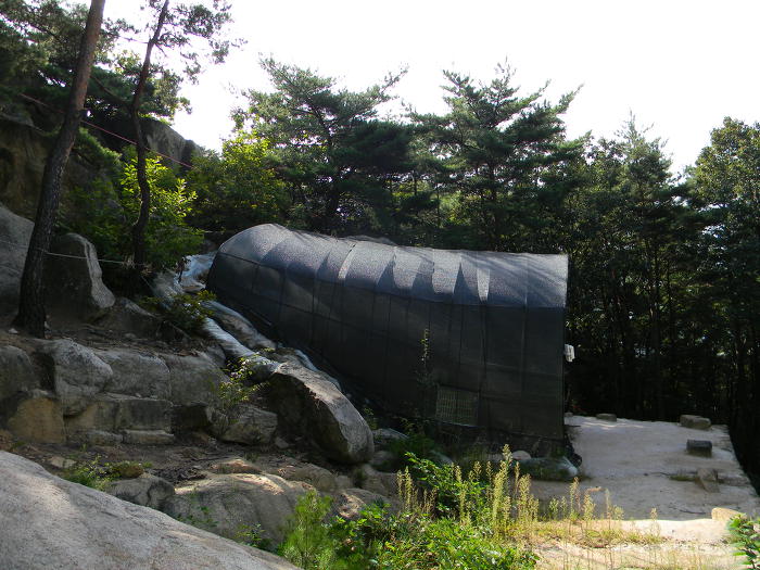 경주 남산 열암곡(새갓골) 석불좌상과 엎어진 채 발견된 열암곡 마애여래입상
