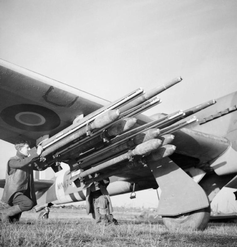 영국 공군의 독일군 기갑 차량 격파 필살 무기였던 RP-3 로켓탄 -German Panzer perfect striked Weapons by RCAF Hawker Typhoons  RP-3 Rocket 