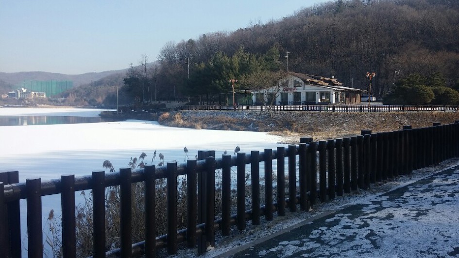 "靑山과 蒼空"은 "뫼닮"에게 말합니다.