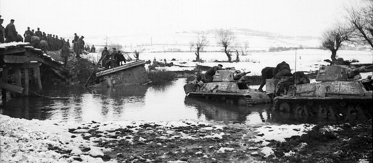 독일군이 노획하여 발칸전선에서 사용했던 프랑스군 H 39 호치키스 경전차 -German capture used French H 39 Hotchikiss Light Tank in the Balkan 