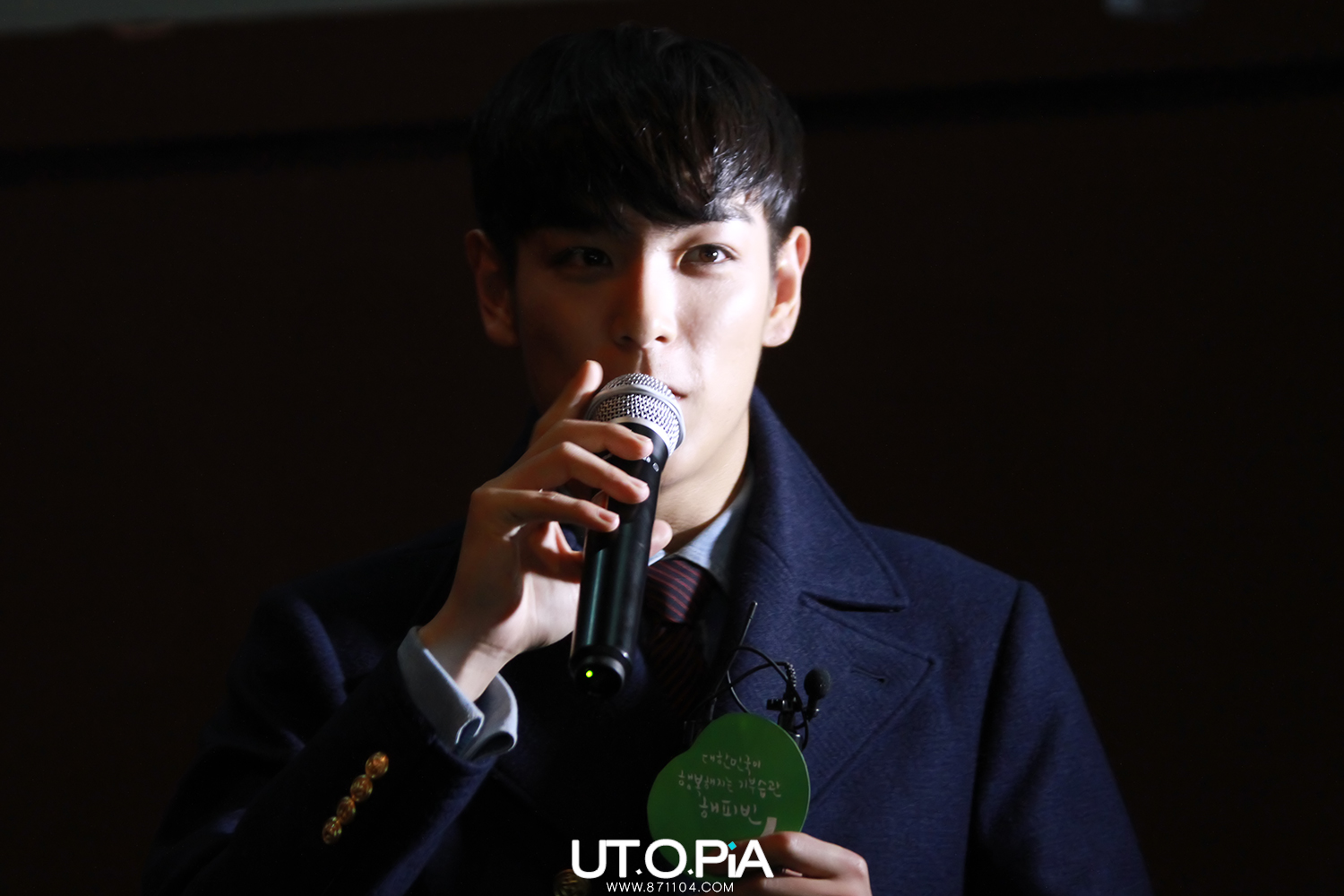 [5/11/13][Pho] TOP @  Lotte quảng bá phim 'The Commitment' (4/11/13) 2332853F5277F602263D84